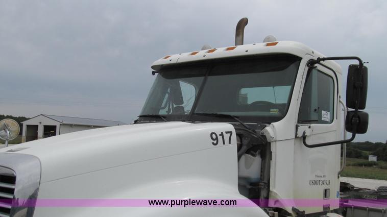 image for item G2065 2005 Freightliner Columbia CL120 semi truck