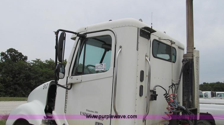 image for item G2065 2005 Freightliner Columbia CL120 semi truck