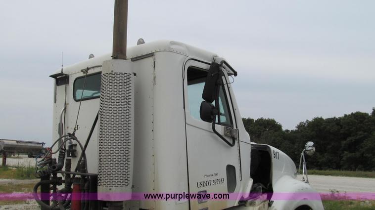 image for item G2065 2005 Freightliner Columbia CL120 semi truck