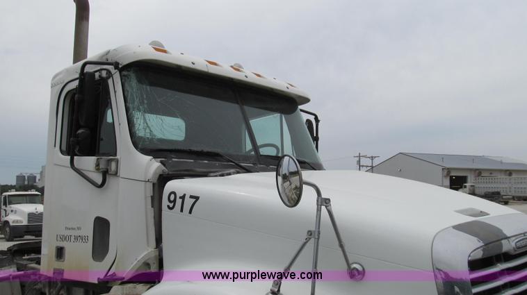 image for item G2065 2005 Freightliner Columbia CL120 semi truck