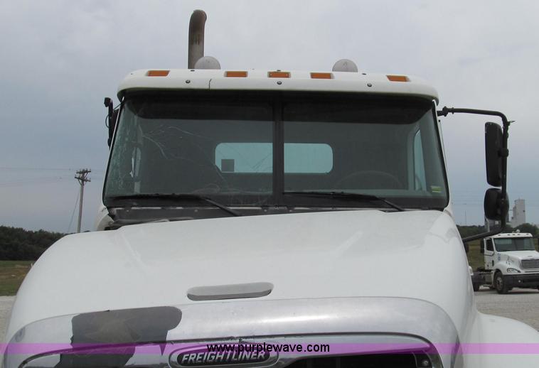 image for item G2065 2005 Freightliner Columbia CL120 semi truck
