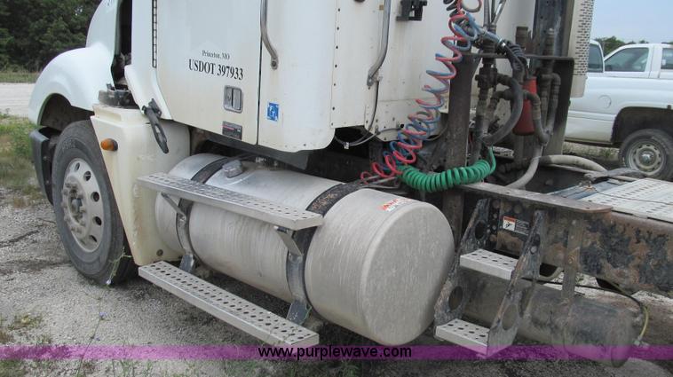 image for item G2065 2005 Freightliner Columbia CL120 semi truck