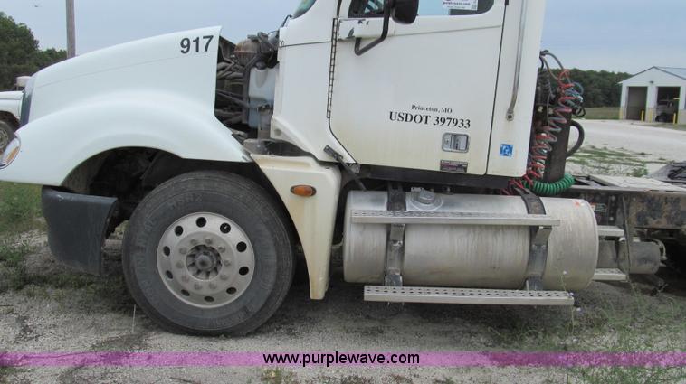 image for item G2065 2005 Freightliner Columbia CL120 semi truck