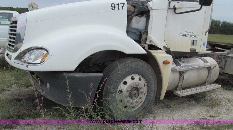 image for item G2065 2005 Freightliner Columbia CL120 semi truck