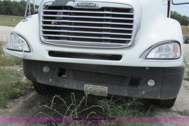 image for item G2065 2005 Freightliner Columbia CL120 semi truck