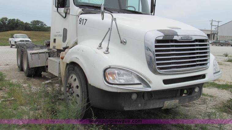 image for item G2065 2005 Freightliner Columbia CL120 semi truck