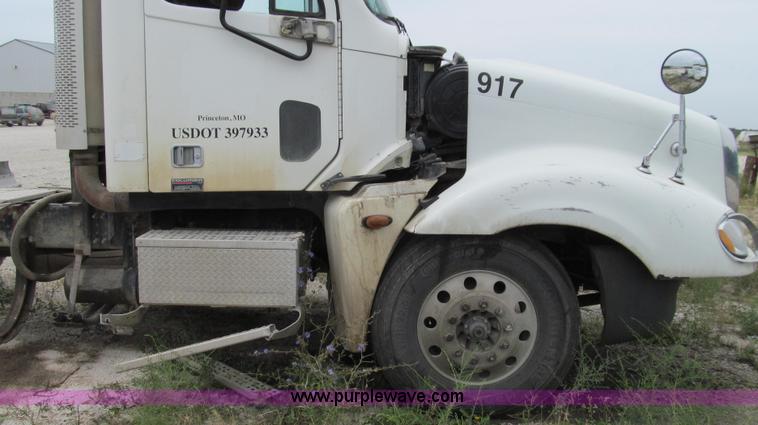 image for item G2065 2005 Freightliner Columbia CL120 semi truck