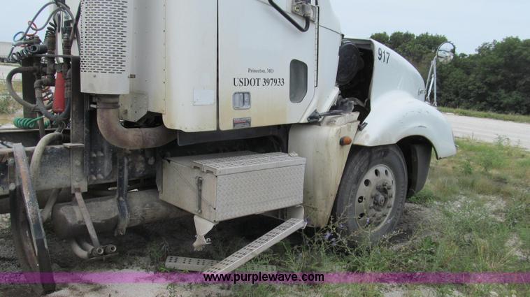 image for item G2065 2005 Freightliner Columbia CL120 semi truck