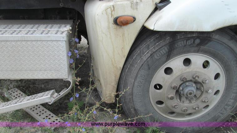 image for item G2065 2005 Freightliner Columbia CL120 semi truck