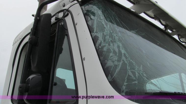 image for item G2065 2005 Freightliner Columbia CL120 semi truck