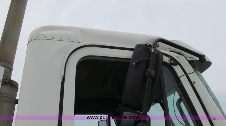 image for item G2065 2005 Freightliner Columbia CL120 semi truck