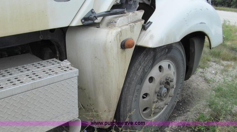 image for item G2065 2005 Freightliner Columbia CL120 semi truck