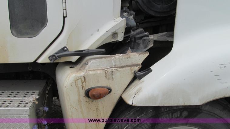 image for item G2065 2005 Freightliner Columbia CL120 semi truck