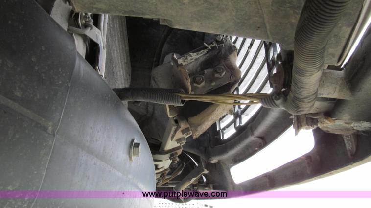 image for item G2065 2005 Freightliner Columbia CL120 semi truck