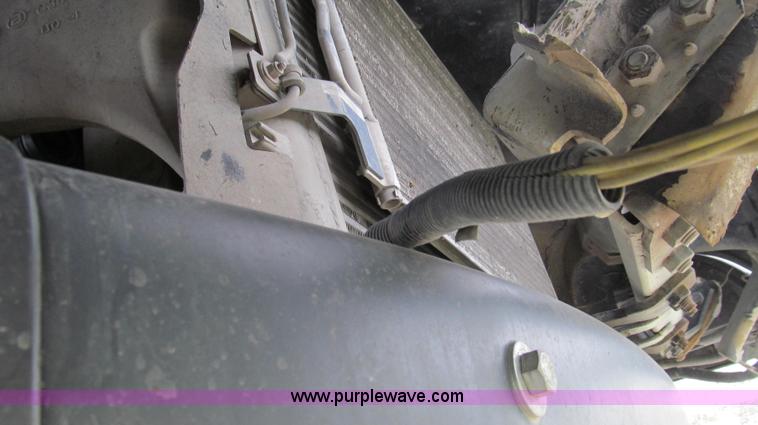 image for item G2065 2005 Freightliner Columbia CL120 semi truck