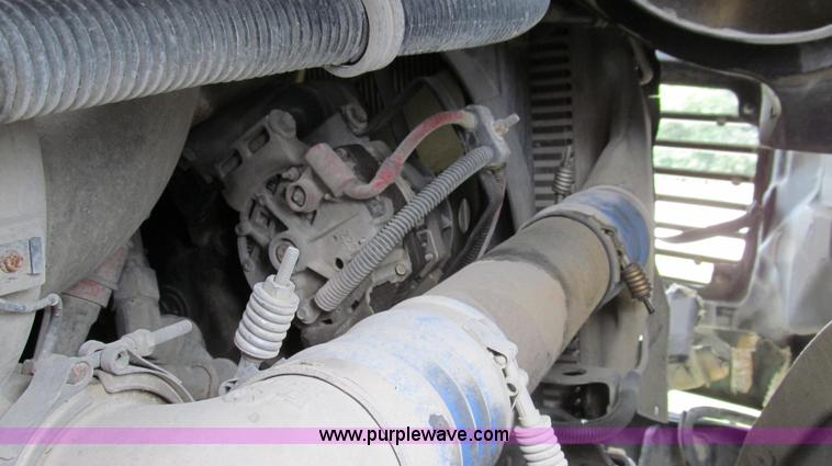 image for item G2065 2005 Freightliner Columbia CL120 semi truck