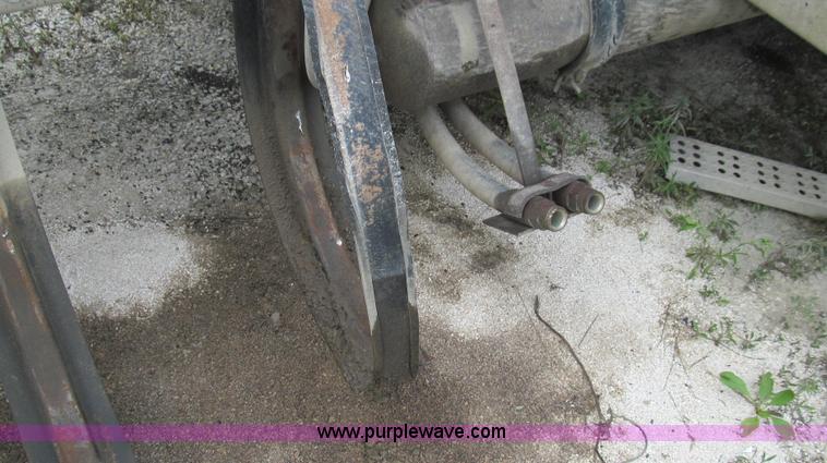 image for item G2065 2005 Freightliner Columbia CL120 semi truck