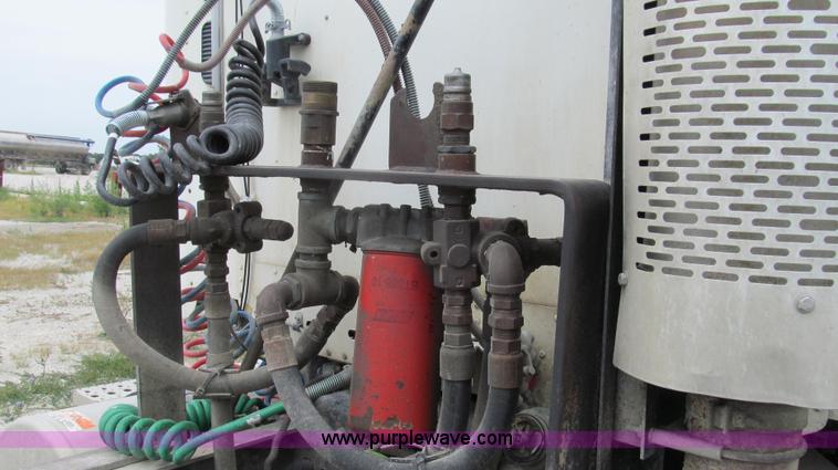 image for item G2065 2005 Freightliner Columbia CL120 semi truck