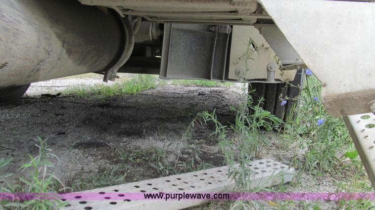 image for item G2065 2005 Freightliner Columbia CL120 semi truck