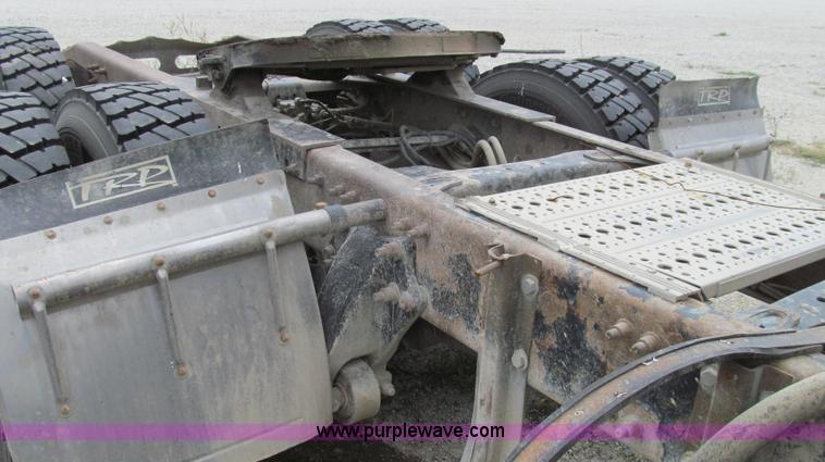 image for item G2065 2005 Freightliner Columbia CL120 semi truck