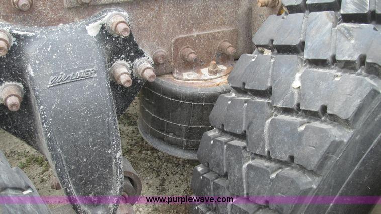 image for item G2065 2005 Freightliner Columbia CL120 semi truck