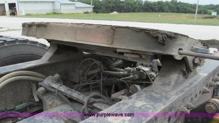 image for item G2065 2005 Freightliner Columbia CL120 semi truck