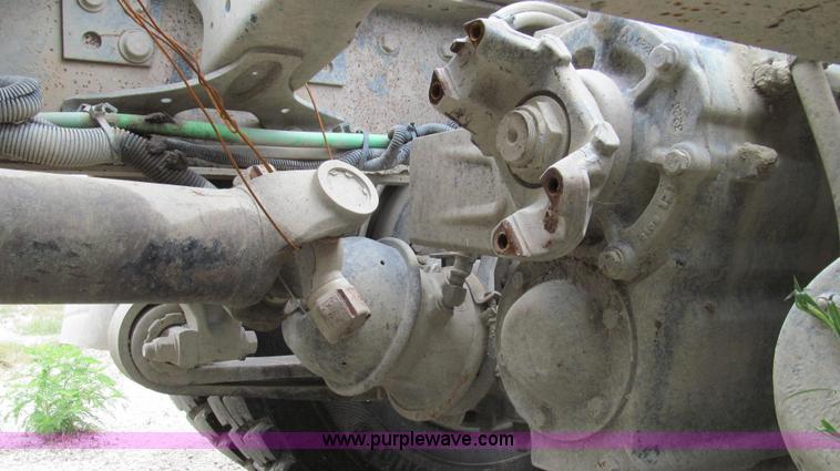 image for item G2065 2005 Freightliner Columbia CL120 semi truck