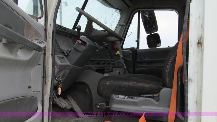 image for item G2065 2005 Freightliner Columbia CL120 semi truck