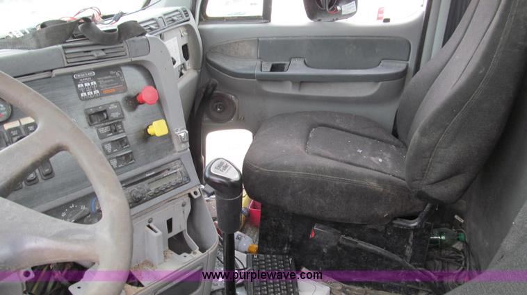 image for item G2065 2005 Freightliner Columbia CL120 semi truck