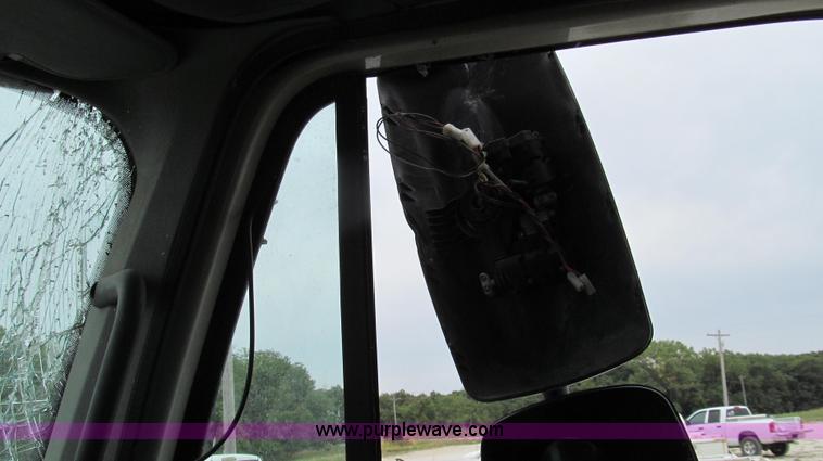 image for item G2065 2005 Freightliner Columbia CL120 semi truck