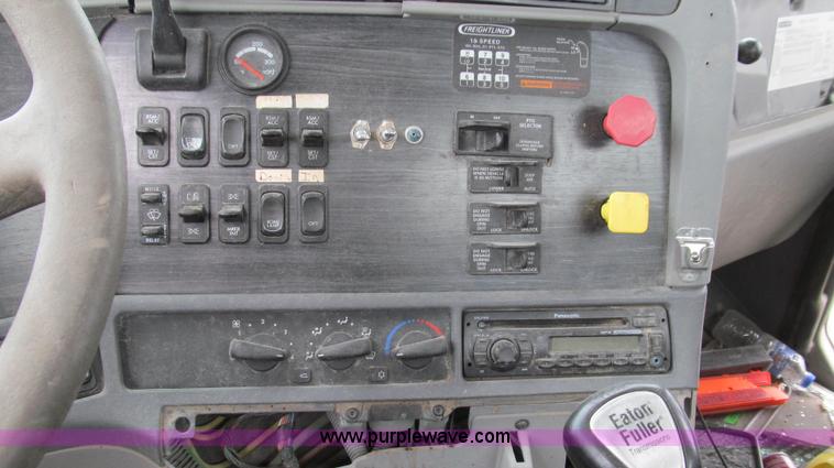 image for item G2065 2005 Freightliner Columbia CL120 semi truck