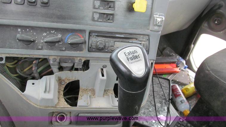 image for item G2065 2005 Freightliner Columbia CL120 semi truck