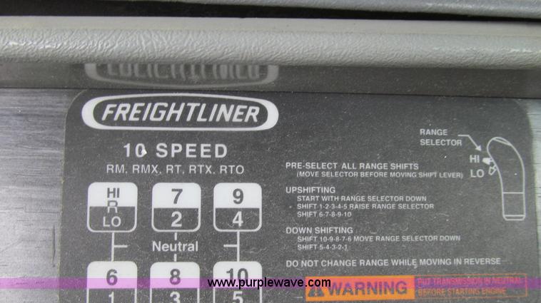 image for item G2065 2005 Freightliner Columbia CL120 semi truck