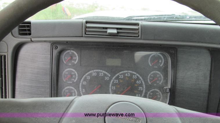 image for item G2065 2005 Freightliner Columbia CL120 semi truck