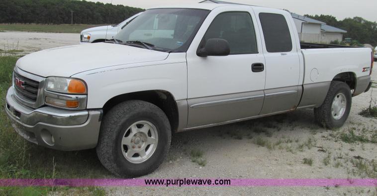 image for item G2073 2003 GMC Sierra 1500 Extended Cab pickup truck