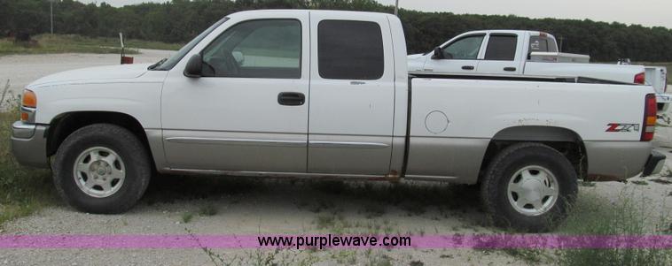 image for item G2073 2003 GMC Sierra 1500 Extended Cab pickup truck