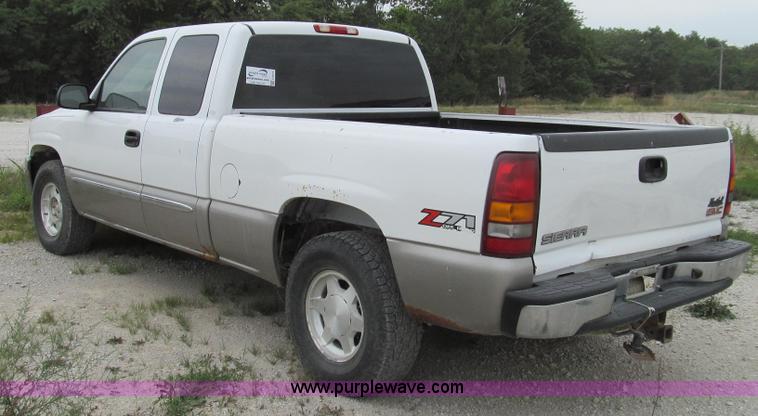 image for item G2073 2003 GMC Sierra 1500 Extended Cab pickup truck
