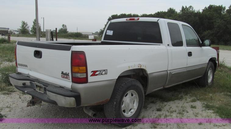 image for item G2073 2003 GMC Sierra 1500 Extended Cab pickup truck
