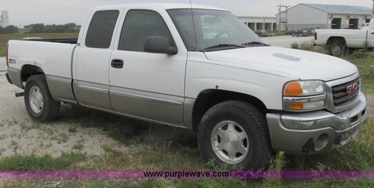 image for item G2073 2003 GMC Sierra 1500 Extended Cab pickup truck