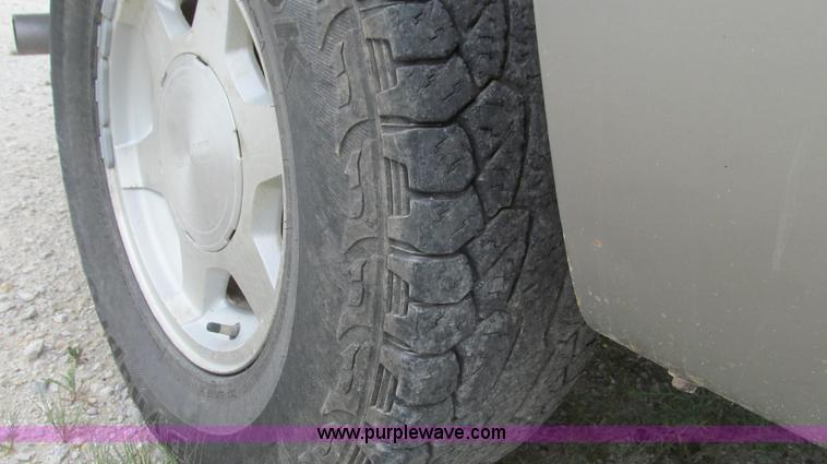 image for item G2073 2003 GMC Sierra 1500 Extended Cab pickup truck