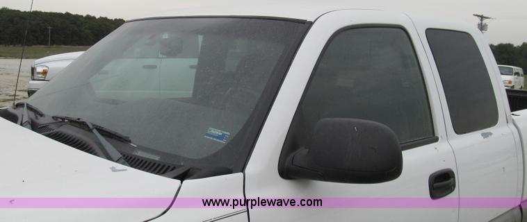 image for item G2073 2003 GMC Sierra 1500 Extended Cab pickup truck