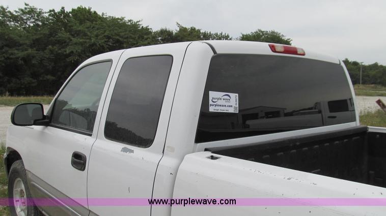 image for item G2073 2003 GMC Sierra 1500 Extended Cab pickup truck