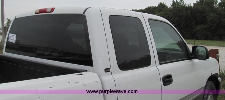 image for item G2073 2003 GMC Sierra 1500 Extended Cab pickup truck