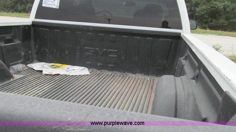 image for item G2073 2003 GMC Sierra 1500 Extended Cab pickup truck