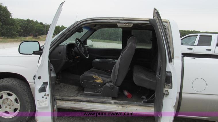 image for item G2073 2003 GMC Sierra 1500 Extended Cab pickup truck