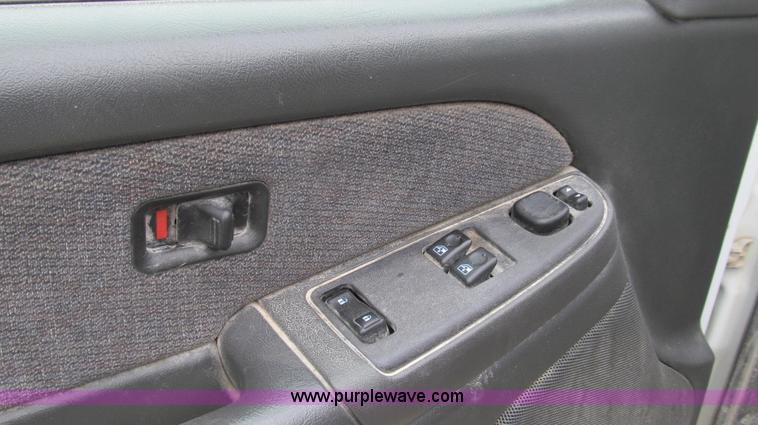 image for item G2073 2003 GMC Sierra 1500 Extended Cab pickup truck