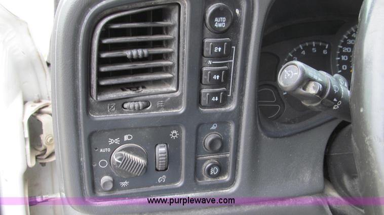 image for item G2073 2003 GMC Sierra 1500 Extended Cab pickup truck