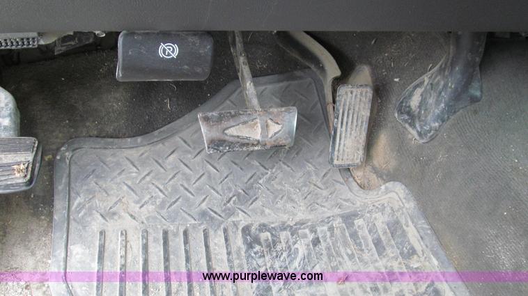 image for item G2073 2003 GMC Sierra 1500 Extended Cab pickup truck