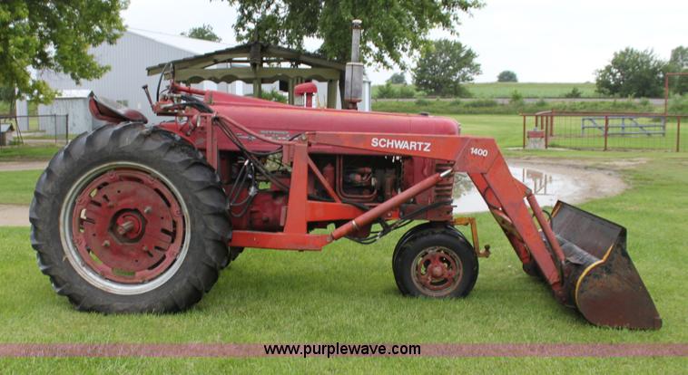 image for item G4075 International Harvester McCormick Farmall 400 tractor
