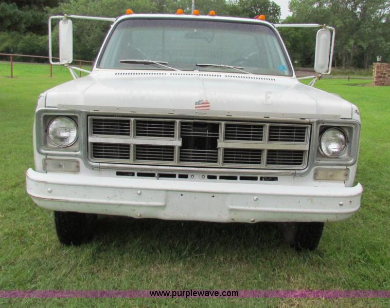 image for item G4076 1978 GMC Sierra 3500 flatbed truck